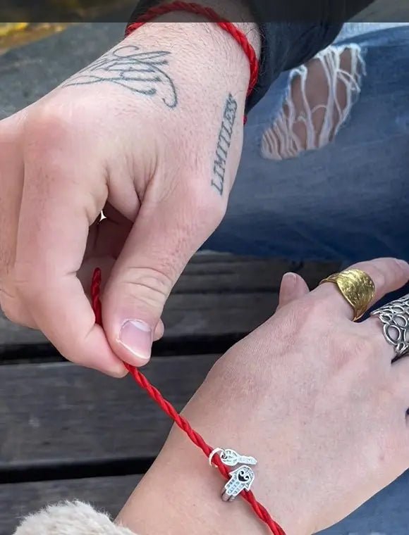 Mani legano Filo Rosso del Destino con charm Hamsa Argento S925 al polso, gioiello protezione spirituale