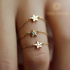 Tre anelli regolabili in oro 18K a catena, con stella e diamante SI g-h su dita di donna