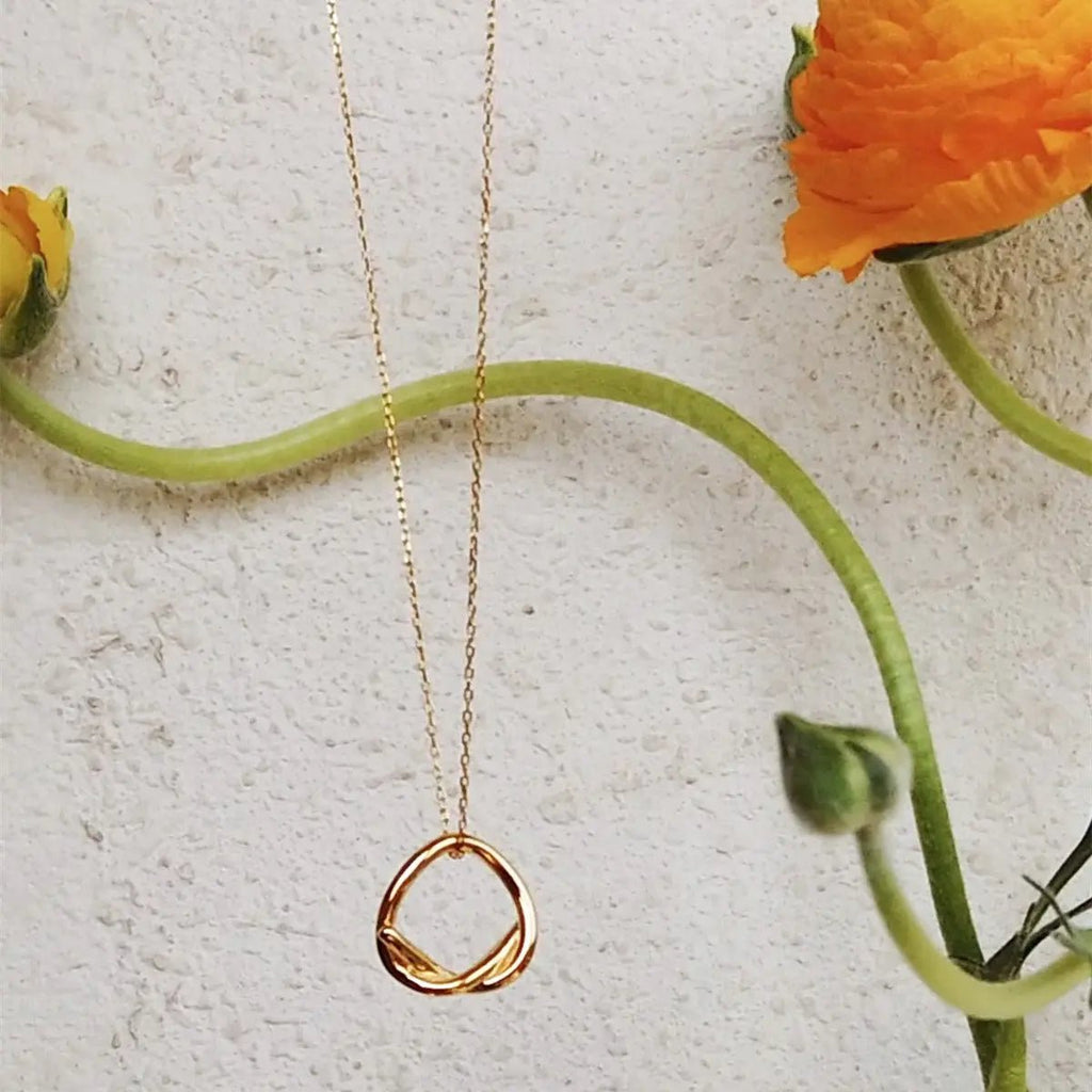 Collana Donna Dorata con Pendente Intrecciato Regolabile - Splendore Raffinato | Gioielli Perfetti - gioielliperfetti.it