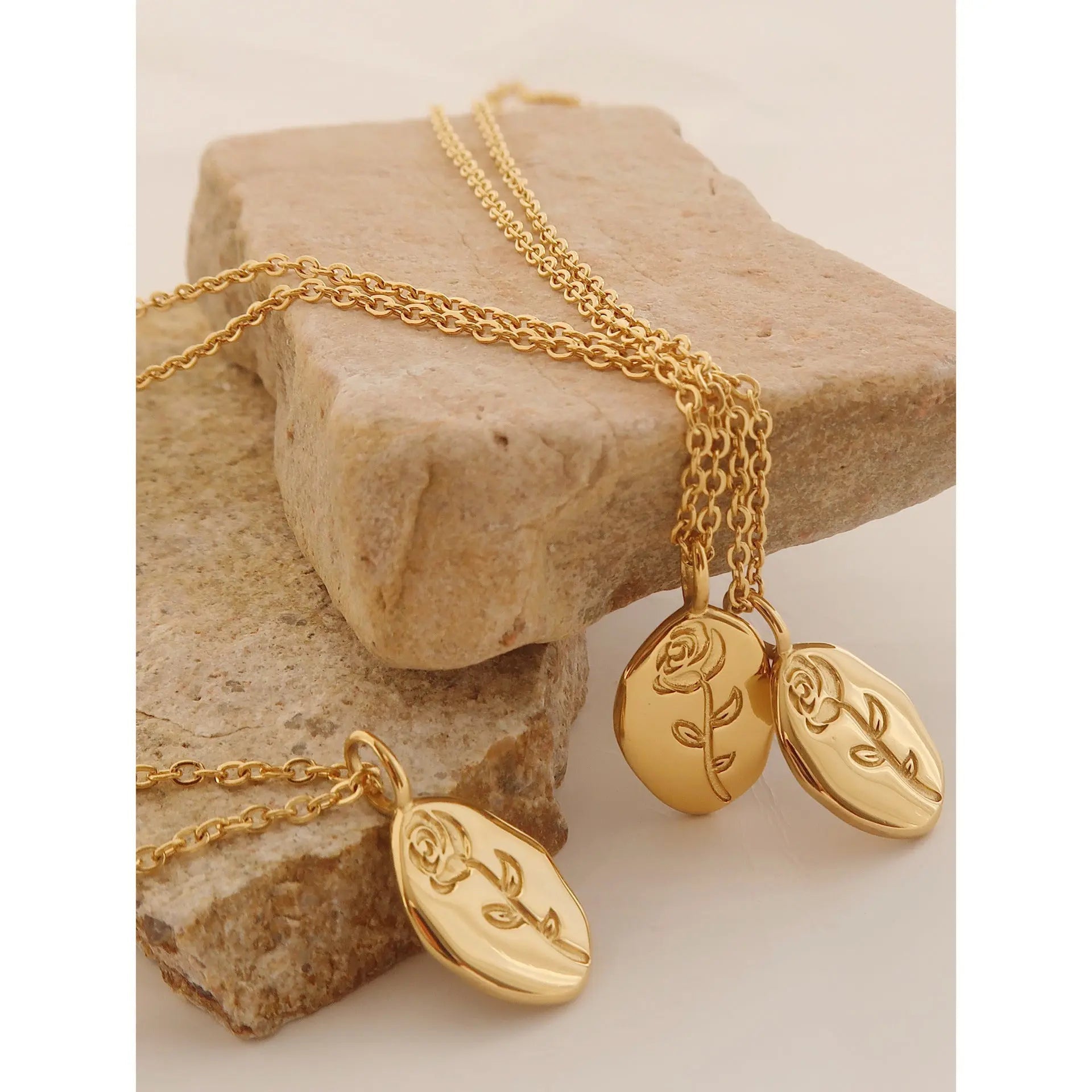 Collana Fiore Oro - Ciondolo Rosa in Acciaio Placcato | Gioielli Perfetti - gioielliperfetti.it