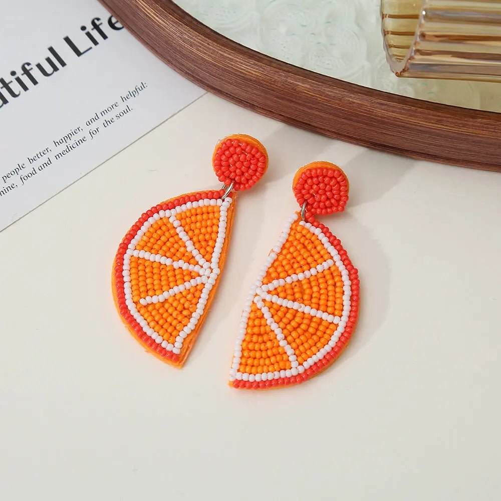 Orecchini a goccia artigianali, spicchi d'arancia con perline arancioni e bianche, gioielli frutta estivi.