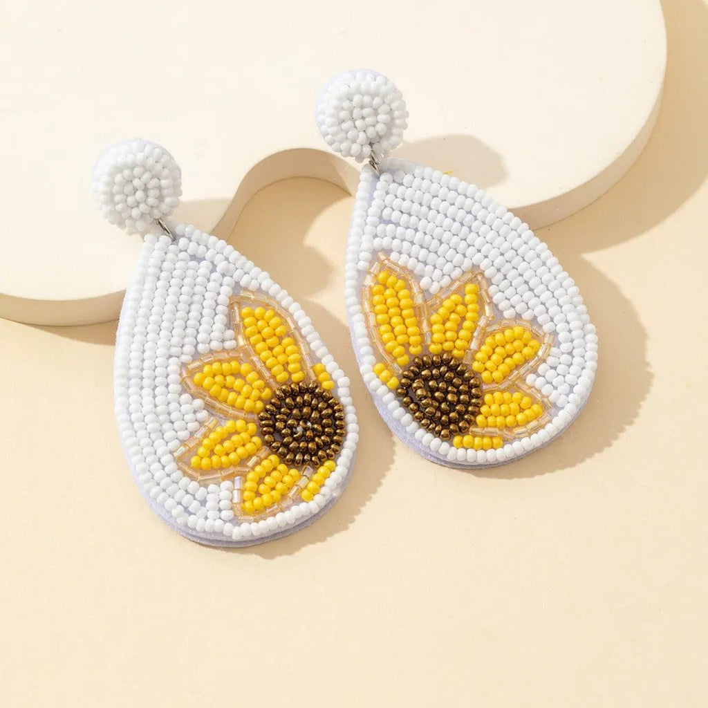 Orecchini a goccia artigianali con perline bianche e girasole giallo ricamato, gioielli estivi
