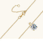 Collana placcata oro 18K con catena regolabile e ciondolo moissanite rotondo, chiusura a moschettone