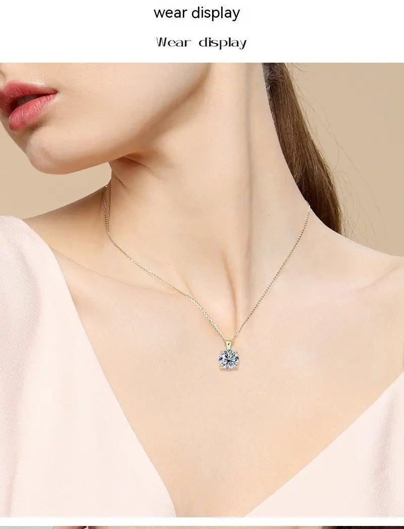 Collana Eleganza Eterna placcata oro 18K con Moissanite su donna, gioiello per outfit raffinati