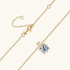 Collana placcata oro 18K con pendente moissanite, chiusura a moschettone visibile