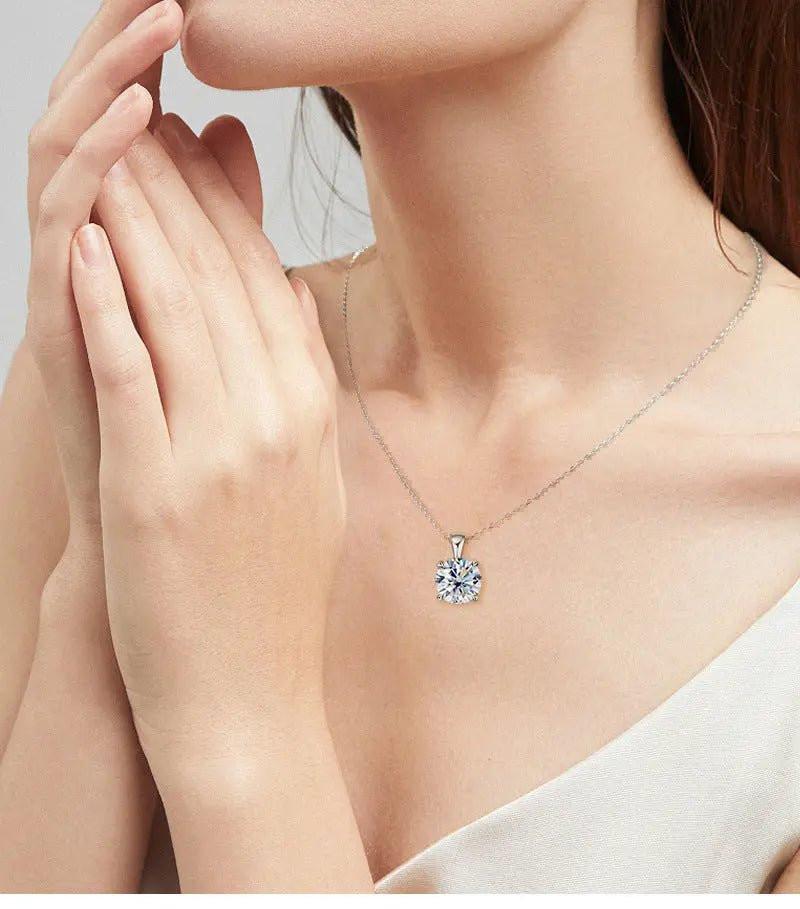 Collana placcata oro 18K con ciondolo moissanite su collo di donna. Gioiello in Argento 925.