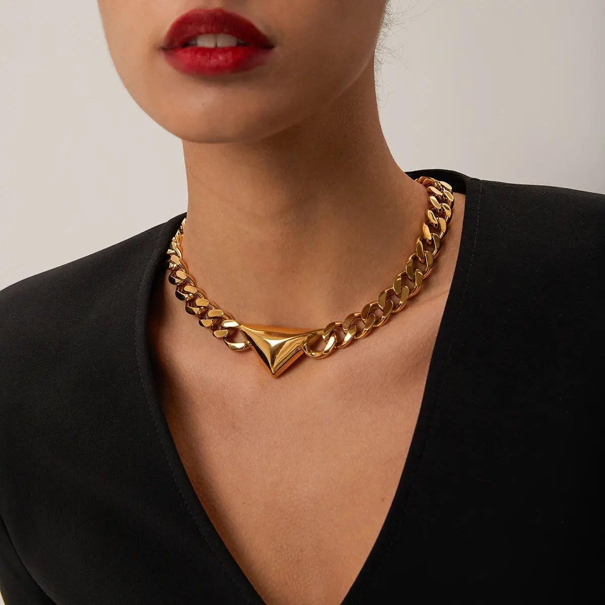 Collana Triangolo Oro 18K Acciaio Inossidabile - Raffinatezza Moderna | GioielliPerfetti - gioielliperfetti.it