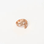 Verstellbarer Ring „Drama Baby“ aus 18-karätigem Gold, florale weiße Emaille, auf weißem Hintergrund für Shopify IT