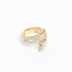 Verstellbarer Ring „Drama Baby“ aus 18 Karat Gold und 925er Silber, weiß handemailliert, handgefertigt.