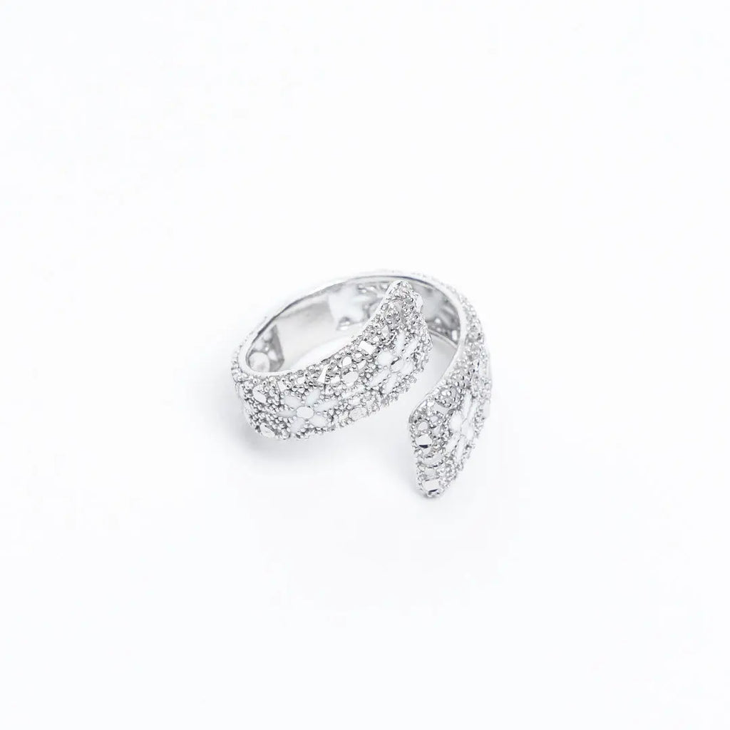 Verstellbarer Drama Baby-Ring aus 18 Karat vergoldetem 925er Silber, handgefertigte weiße Emaille mit geprägten Details