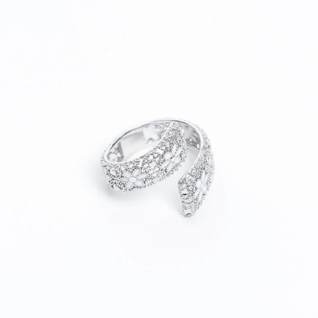 Anello Drama Baby regolabile argento 925 placcato oro 18k, smalto bianco artigianale con dettagli in rilievo