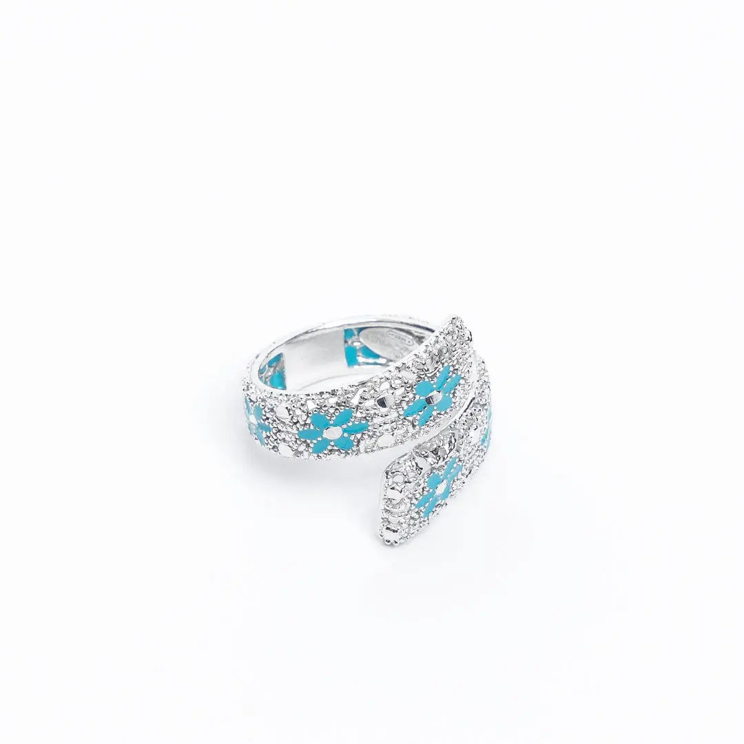 Anello regolabile Drama Baby in argento 925, smaltato a mano turchese con motivo floreale su fondo bianco.