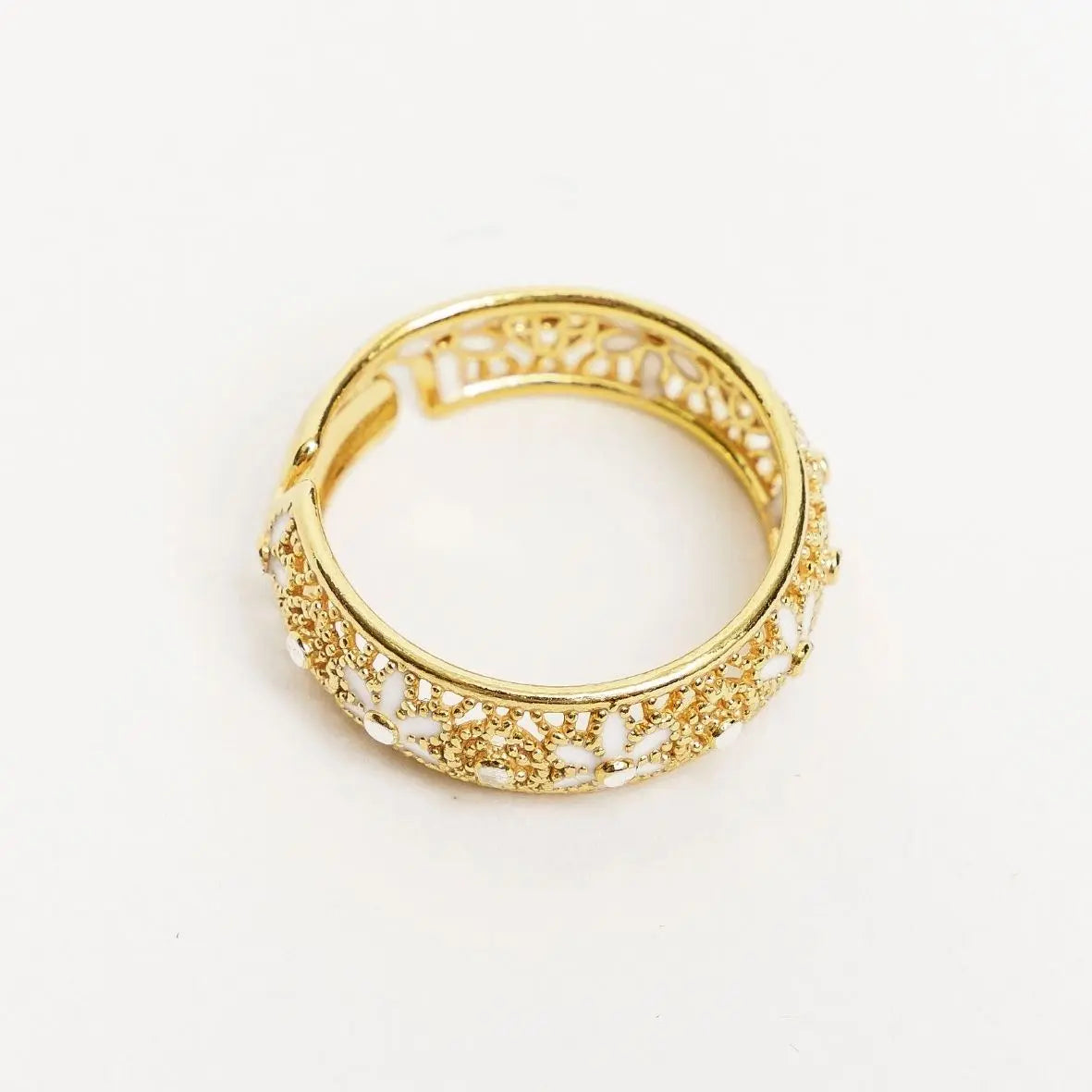 Anello Mood Ring 2.0 artigianale in argento 925 dorato con smalto bianco e lavorazione traforata, vista dall'alto.