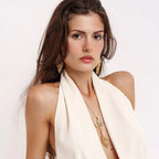 Modella indossa collana Foglia "STAY SOFT" oro, orecchini d'oro MINA MINA, gioiello artigianale italiano