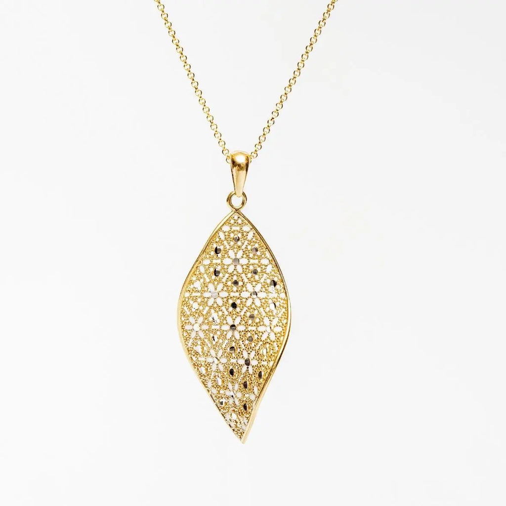 Collana MINA MINA Foglia "STAY SOFT" in Argento 925 placcato Oro 18k, pendente traforato su sfondo bianco.