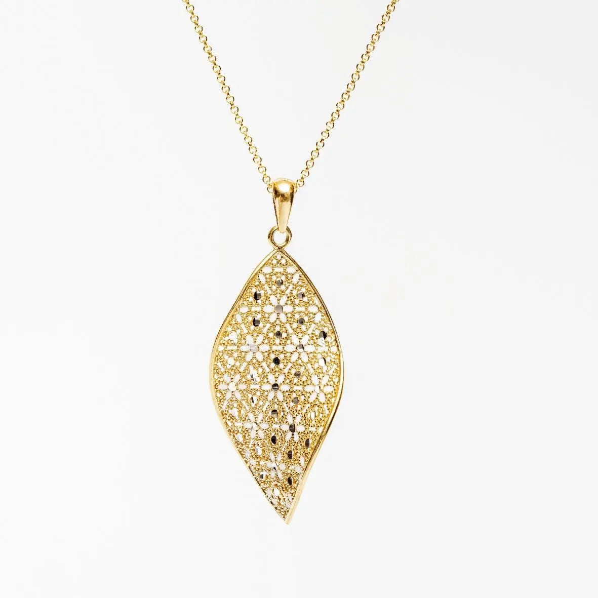 Collana MINA MINA Foglia "STAY SOFT" in Argento 925 placcato Oro 18k, pendente traforato su sfondo bianco.