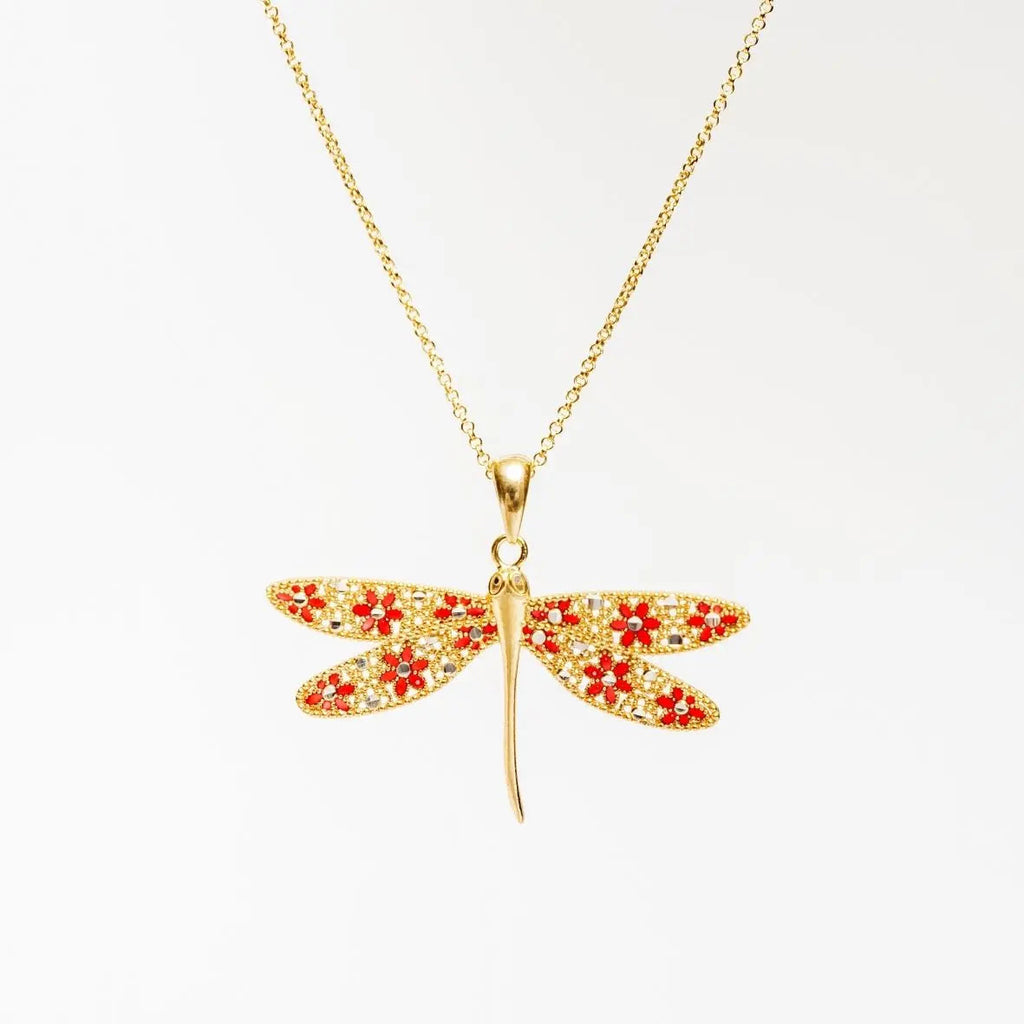 Collana WING IT in argento 925 placcato oro 18k con pendente a forma di libellula con strass rossi e bianchi su sfondo bianco
