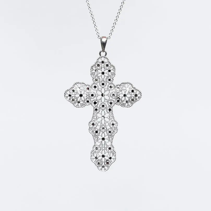 Collana MINA MINA, croce traforata argento 925 con zirconi neri, stile artigianale italiano su sfondo bianco.