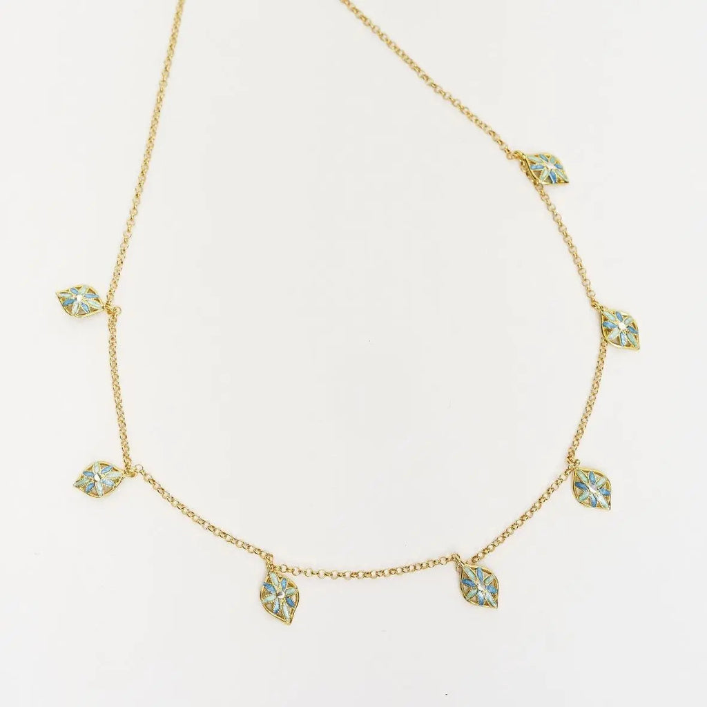 Collana multifoglie 'Leaf Me' in argento 925 placcato oro 18k con ciondoli smaltati azzurro e blu, su sfondo bianco.