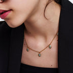 Donna con collana 'Leaf Me' in argento 925 placcato oro 18k, ciondoli a foglia smaltati azzurri/blu, dettaglio