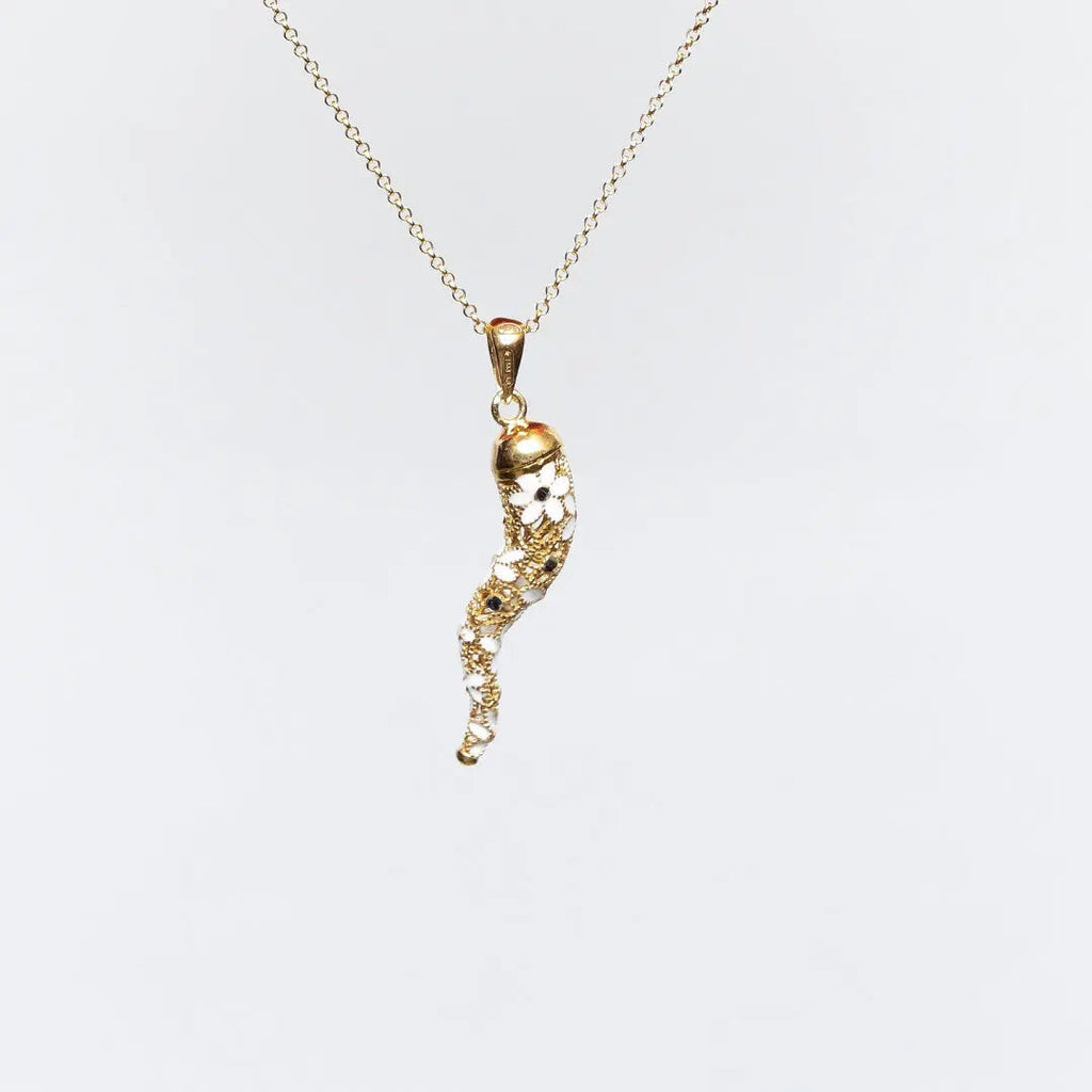 Collana MINA MINA, cornetto argento 925 placcato oro, smalto bianco, fiori neri. Talismano portafortuna artigianale italiano.