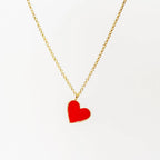 Collana Vibe Check in argento 925 placcato oro 18k con pendente a cuore rosso smaltato, artigianale da Arezzo.