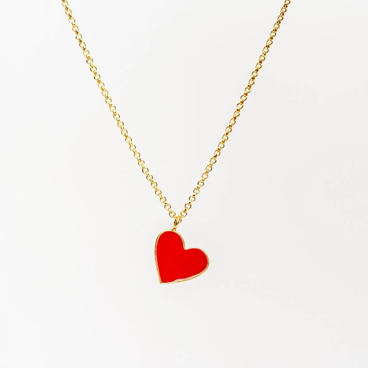 Collana Vibe Check in argento 925 placcato oro 18k con pendente a cuore rosso smaltato, artigianale da Arezzo.