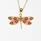 Collana MINA MINA Gold Rush in argento 925 rodiato oro, pendente libellula con zirconi rossi e bianchi.