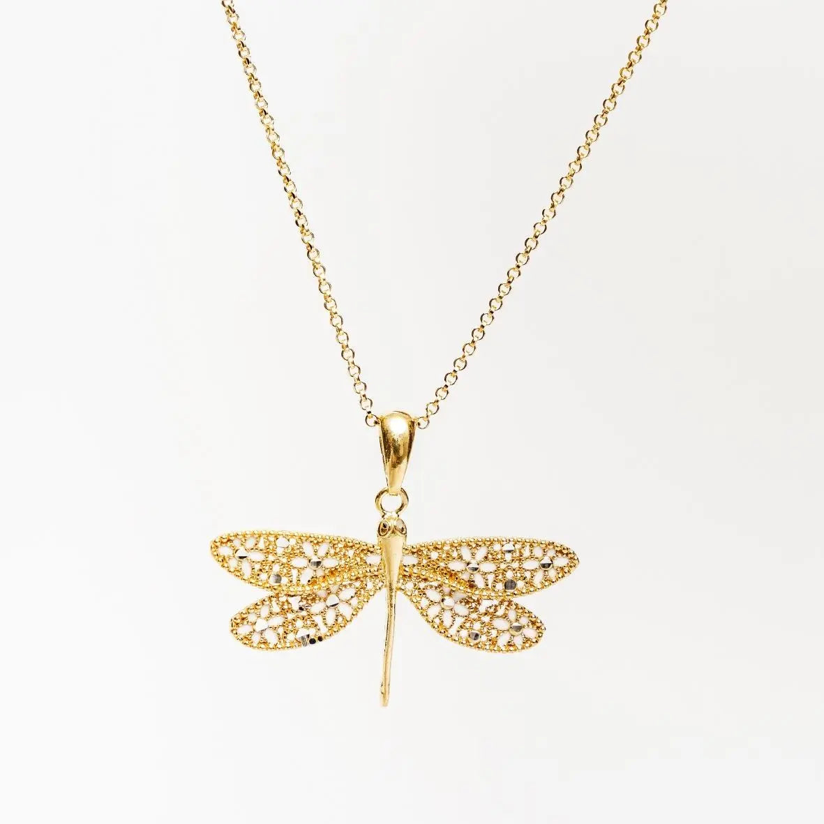 Collana MINA MINA Gold Rush in argento 925 dorato con ciondolo a libellula traforato su sfondo bianco