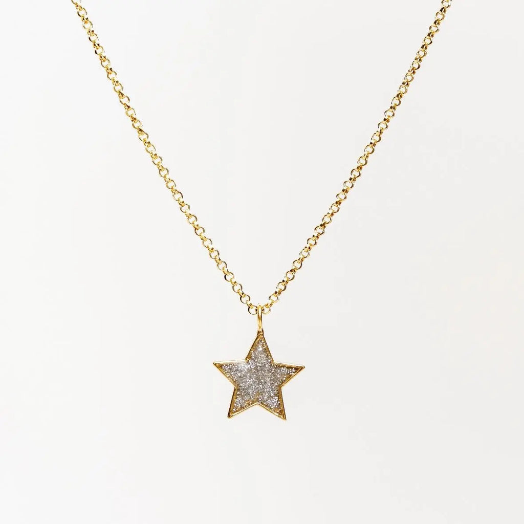 Collana Stella Scintillante in argento 925 placcato oro 18k, ciondolo a stella brillante su sfondo bianco.