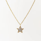 Collana Stella Scintillante in argento 925 placcato oro 18k, ciondolo a stella brillante su sfondo bianco.