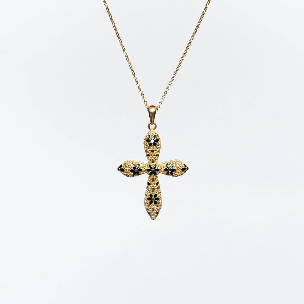 Collana Croce Rounded placcata oro 18k, zirconi neri, su sfondo bianco. Gioiello versatile e raffinato.