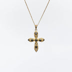 Collana Croce Rounded placcata oro 18k, zirconi neri, su sfondo bianco. Gioiello versatile e raffinato.