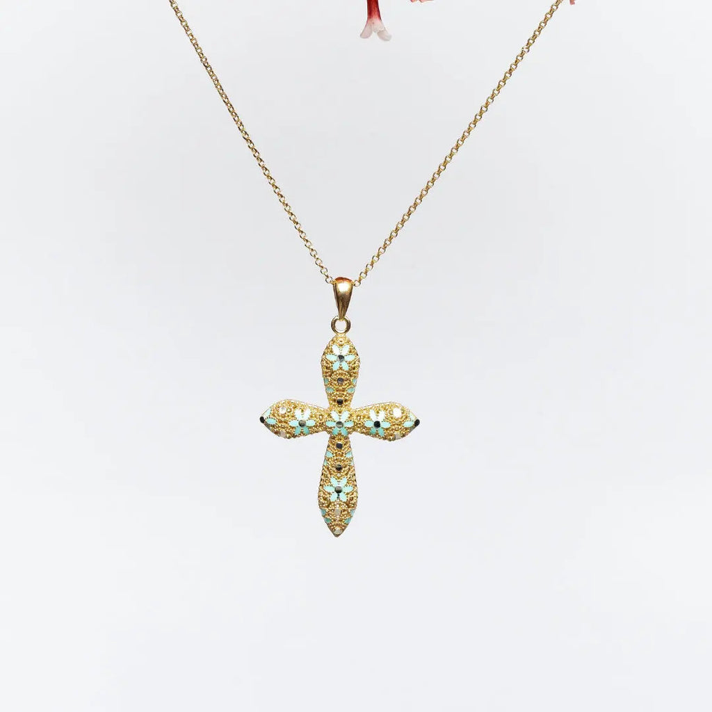 Collana croce Rounded placcata oro 18k con zirconi celesti e neri, su sfondo bianco.