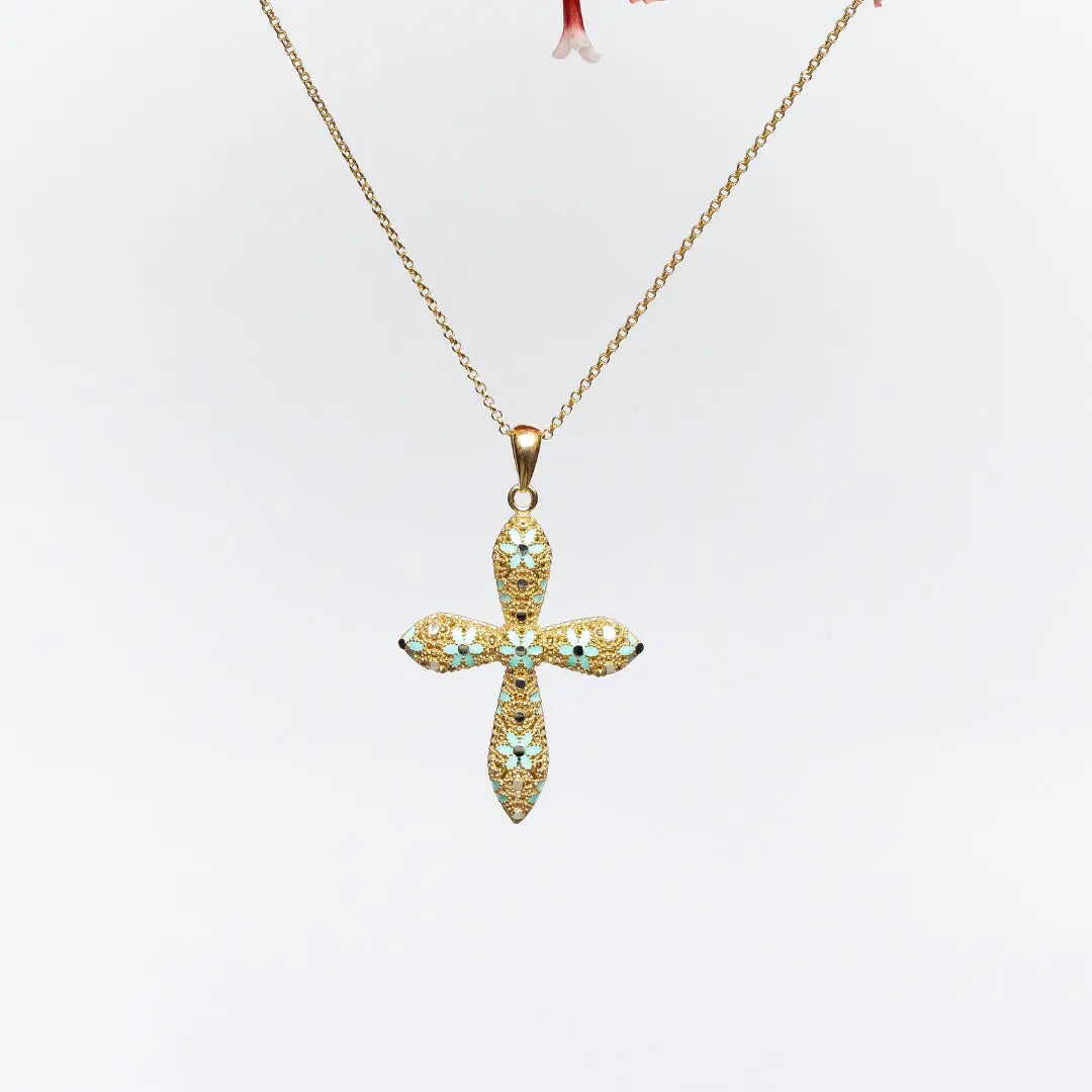 Collana croce Rounded placcata oro 18k con zirconi celesti e neri, su sfondo bianco.