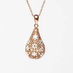 Collana MINA MINA "Drop It" in argento 925 placcato oro rosa 18K con ciondolo a goccia e micro cristalli.