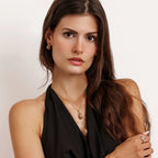 Modella indossa collana Goccia placcata oro 18K con orecchini e anello abbinati. Gioielli MINA MINA.