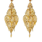 Orecchini pendenti multifoglia "Wild Classy" oro 18k, design filigrana intricato, su sfondo bianco.