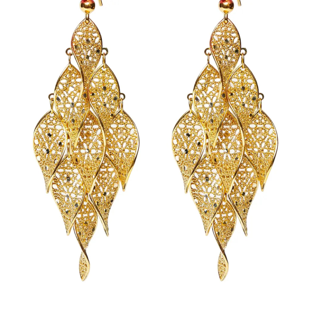 Orecchini pendenti multifoglia "Wild Classy" oro 18k, design filigrana intricato, su sfondo bianco.