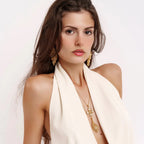 Modella indossa orecchini pendenti multifoglia oro 18k su argento 925, gioielli Wild Classy.