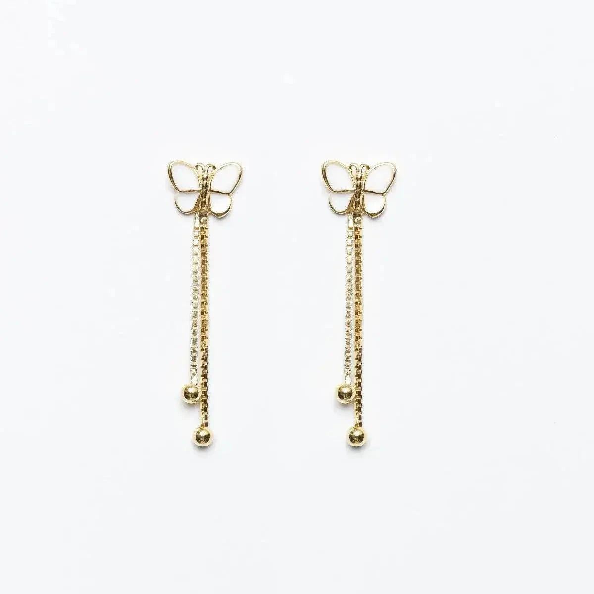 Orecchini Mini Farfalla MINA MINA pendenti in argento 925 placcato oro 18k con catene e sfere su sfondo bianco.