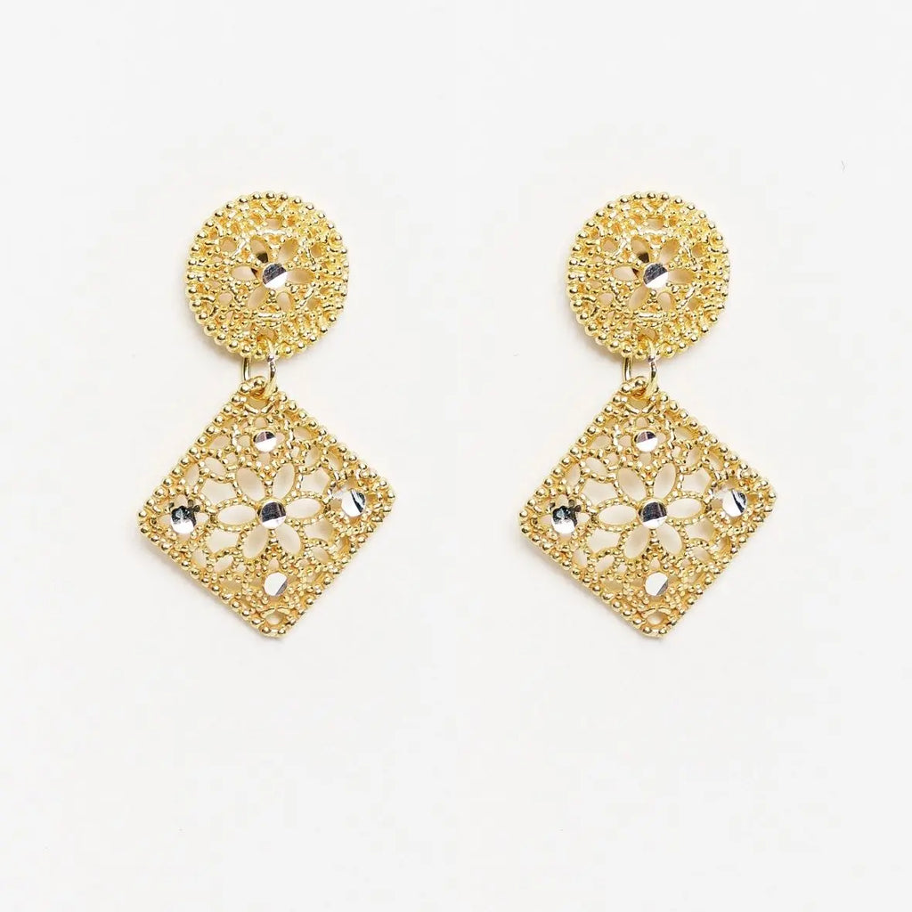 Orecchini Drama Grid pendenti, oro 18k su argento 925, con rombi geometrici traforati e dettagli floreali.