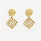 Orecchini Drama Grid pendenti, oro 18k su argento 925, con rombi geometrici traforati e dettagli floreali.