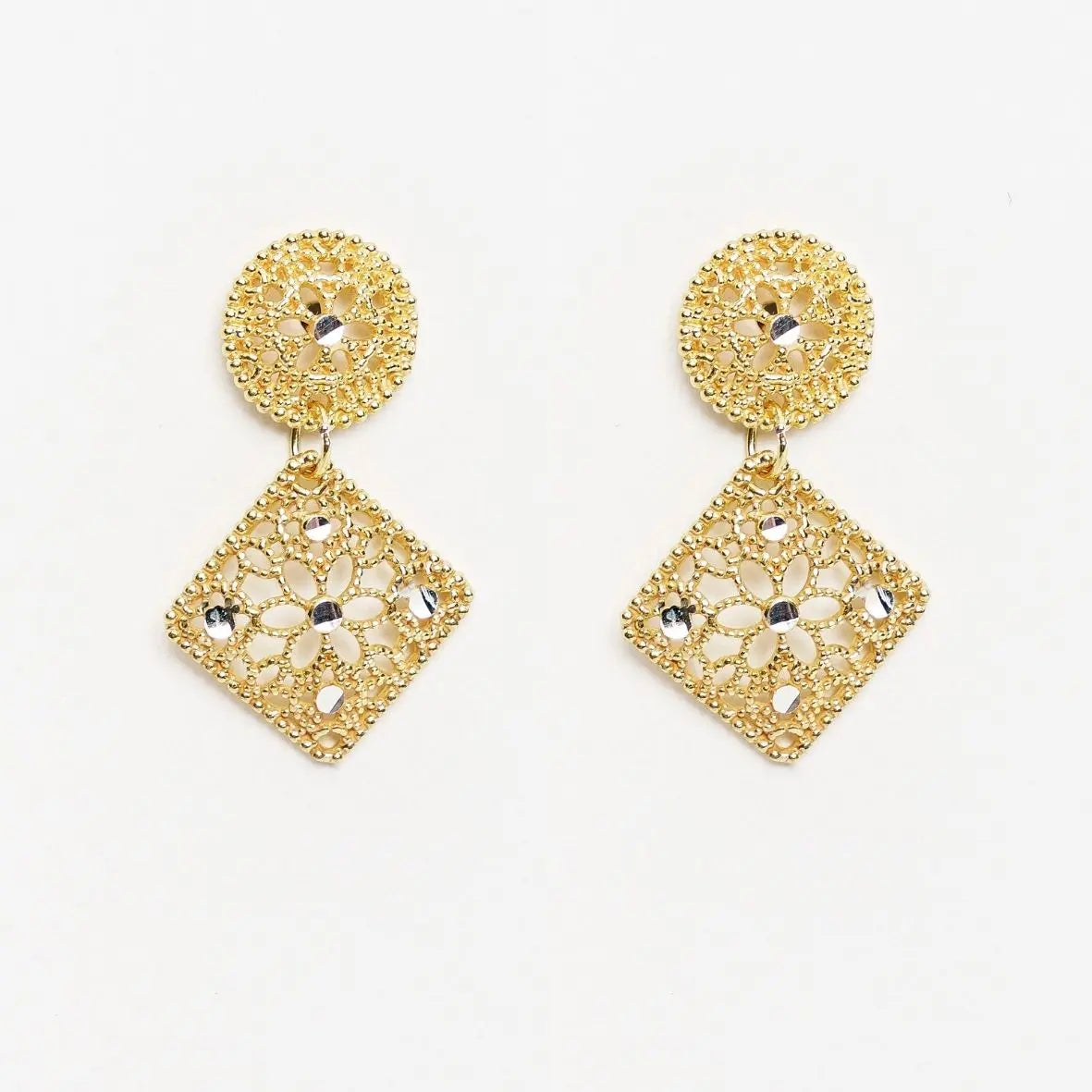 Orecchini Drama Grid pendenti, oro 18k su argento 925, con rombi geometrici traforati e dettagli floreali.