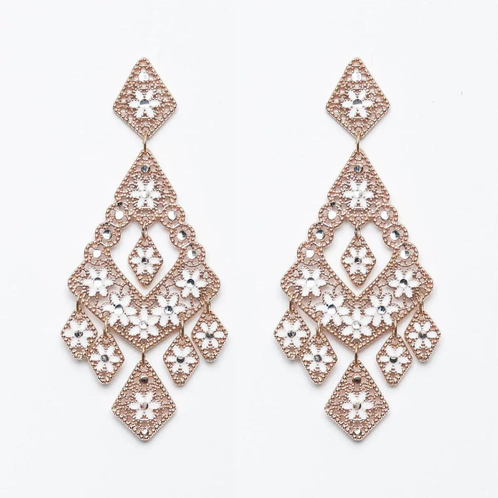 Orecchini pendenti MINA MINA in filigrana artigianale color oro rosa con smalti bianchi a forma di fiore e cristalli.