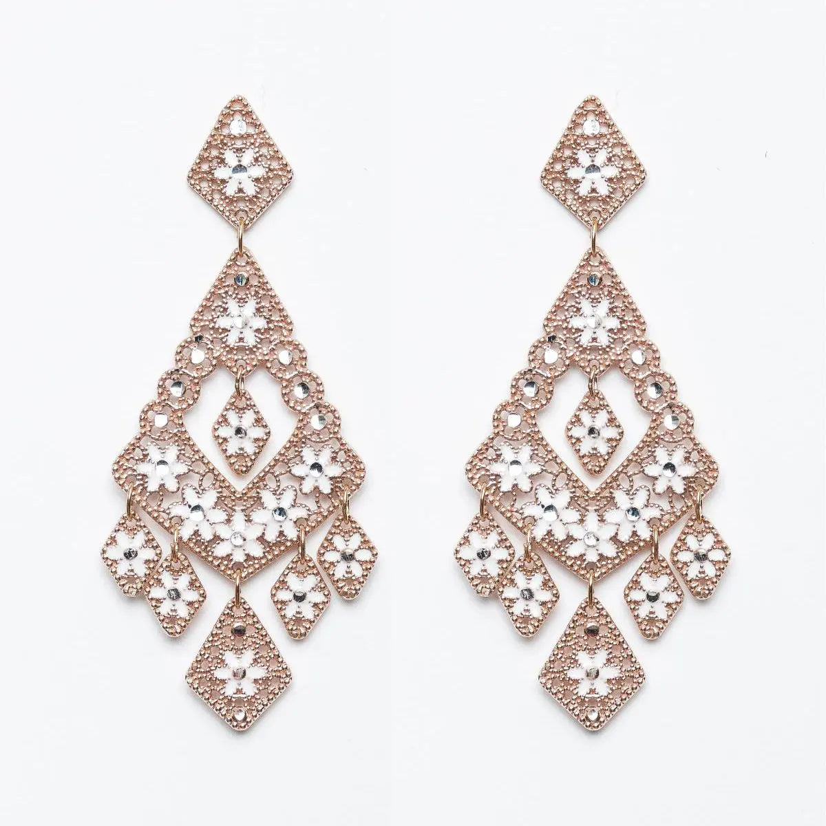 Orecchini pendenti MINA MINA in filigrana artigianale color oro rosa con smalti bianchi a forma di fiore e cristalli.