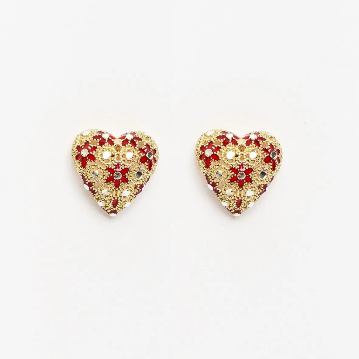 Orecchini a cuore Mini Drama rossi placcati oro 18k, dettagli smaltati e specchietti su sfondo bianco.
