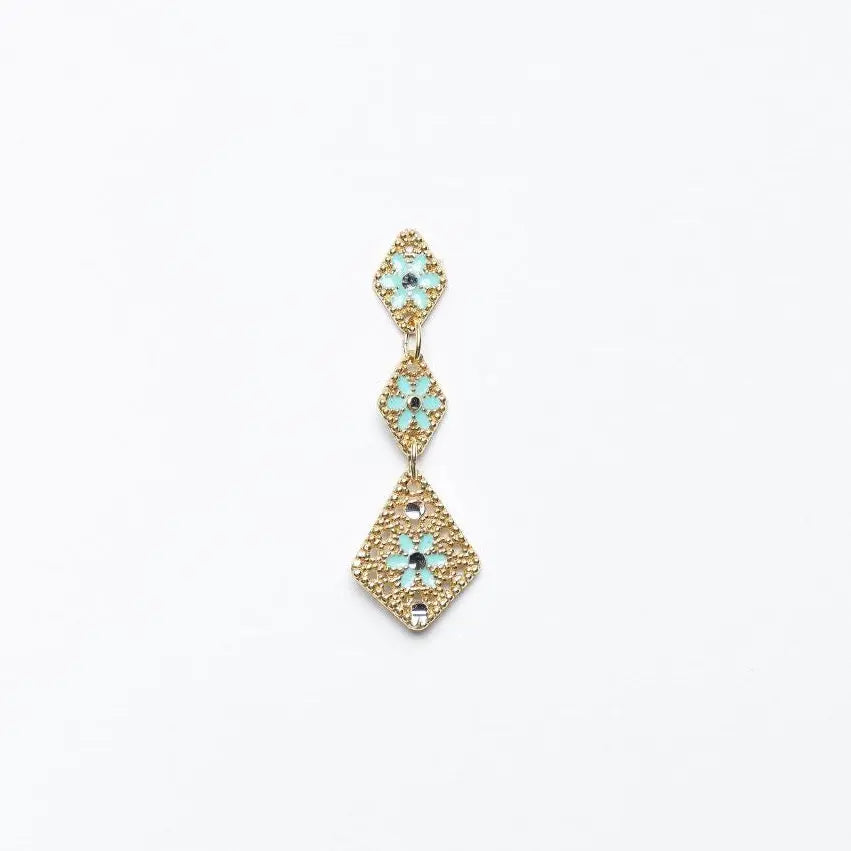 Orecchino singolo pendente in argento 925 placcato oro 18k, con tre rombi geometrici turchesi e brillanti.