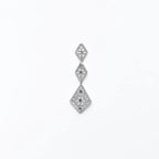 Orecchino pendente argento 925 con tre rombi geometrici traforati, su sfondo bianco.