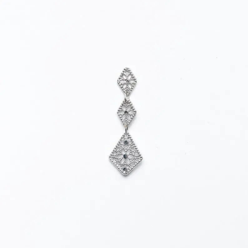 Orecchino pendente argento 925 con tre rombi geometrici traforati, su sfondo bianco.